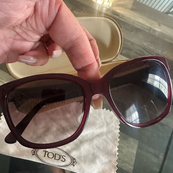 Authentic Tod's burgundy/wine color Sunglasses - Picture 5 of 8